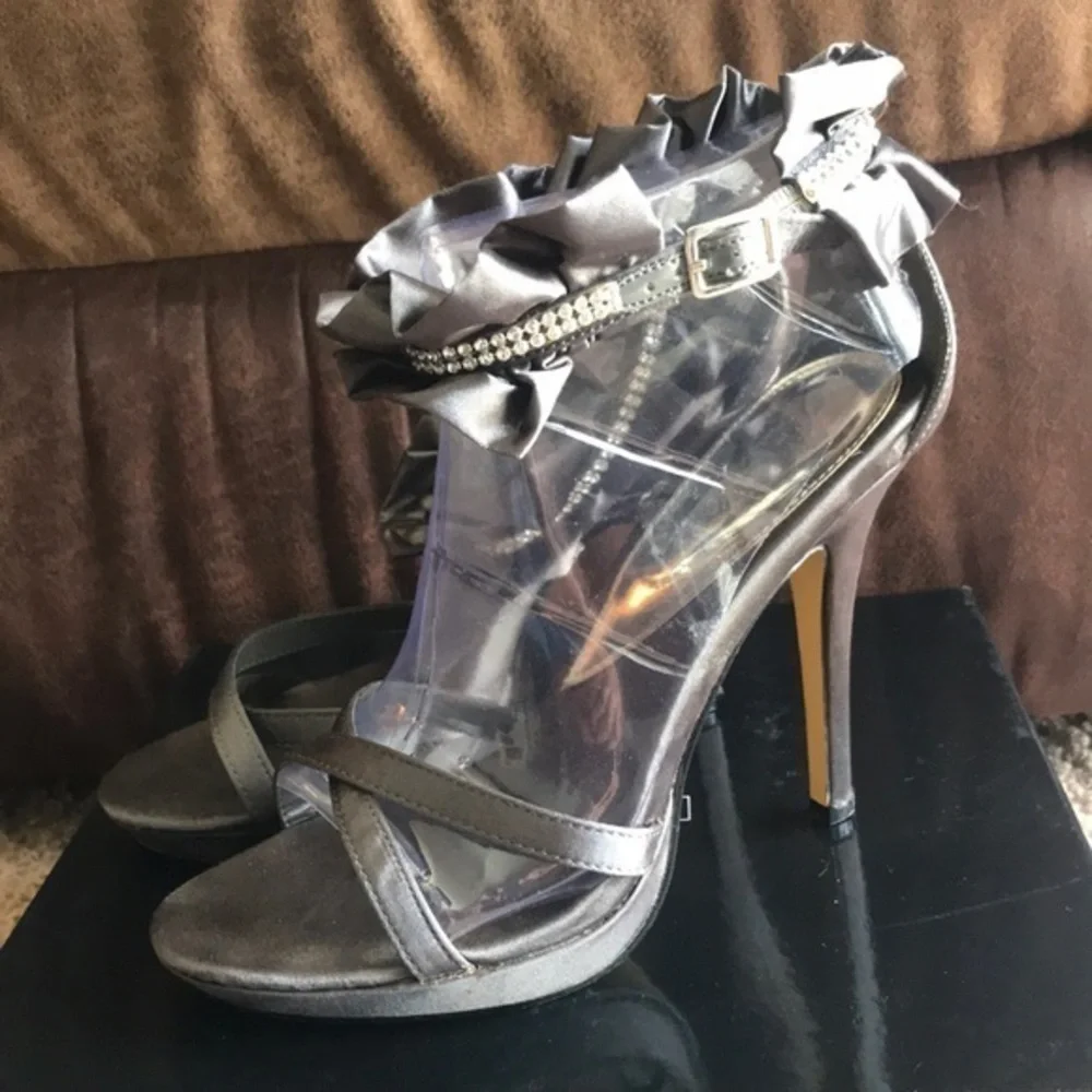 Mascotte dark gray w/sparkle heels size 7.5